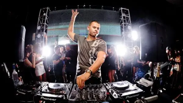 Ile zarabia DJ w klubie? Fakty, które mogą Cię zaskoczyć