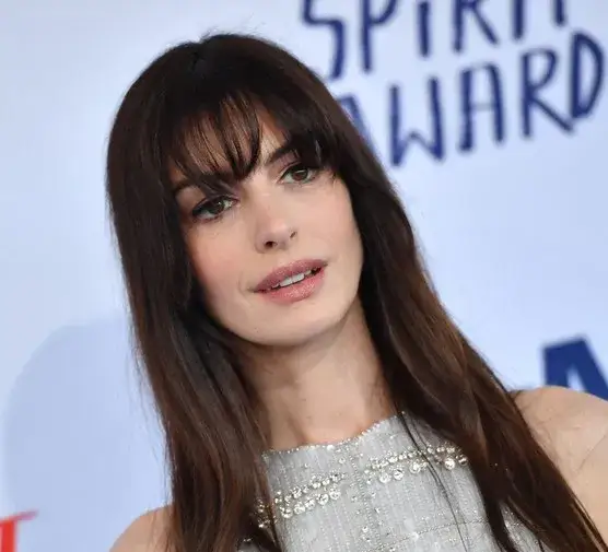 Czy długie włosy po 40-tce to modowy grzech czy atut? Analiza