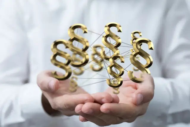 Złote paragrafy unoszą się nad dłońmi. Zastanawiasz się, ile kosztuje adwokat z urzędu?