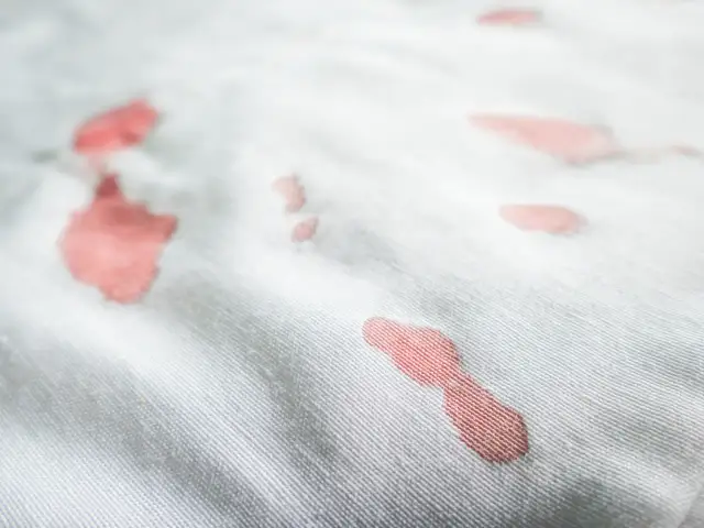 Jak wyczyścić materac z krwi - skuteczne metody na plamy i zapachy