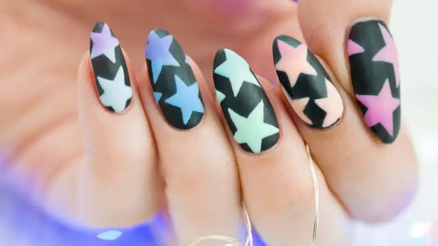Perfekcyjne paznokcie w gwiazdki? Opanuj zdobienie krok po kroku!