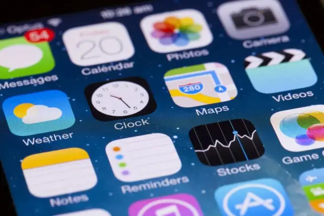 Ekran iPhone'a z ikonami aplikacji, w tym "Stocks", która pokazuje wykresy, sugerując, jakie aplikacje są płatne na iPhone.