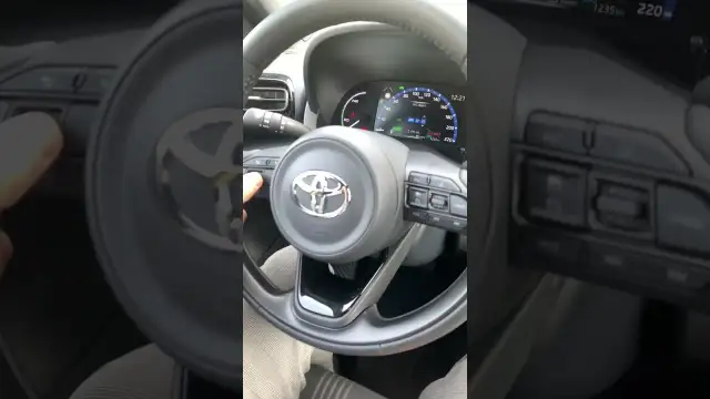 Zmiana godziny w Toyota Yaris: Prosty poradnik dla każdego kierowcy