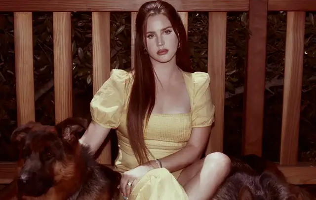 Lana Del Rey w żółtej sukience z psami, zapowiedź jej nowego albumu.