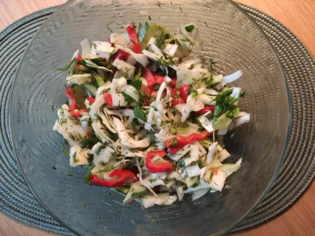 Idealna surówka z białej kapusty jak z baru? Odkryj sekrety!