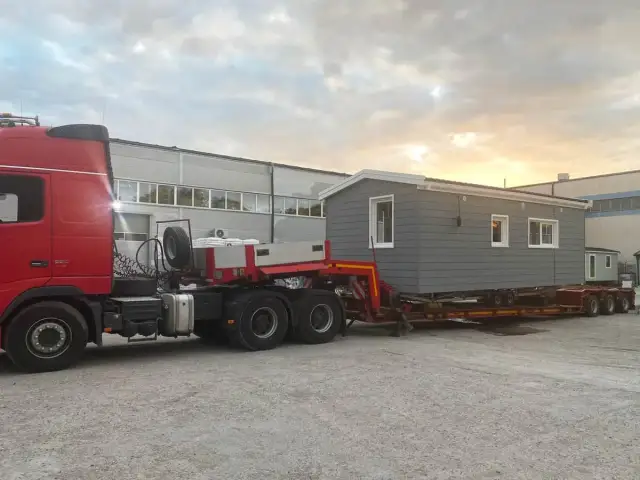 Transport domku drewnianego: Koszty, przepisy, poradnik krok po kroku