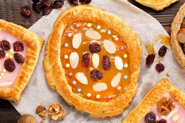 Pyszny mazurek wielkanocny przepis na słodkie święta. Kruche ciasto, karmel, migdały i bakalie.