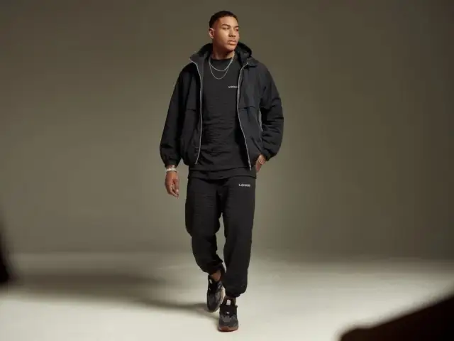 Czarna bluza i spodnie: Jak stworzyć modny look na każdą okazję?