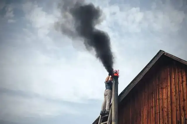 Skuteczne metody jak wyczyścić komin ze smoły bezpiecznie i łatwo