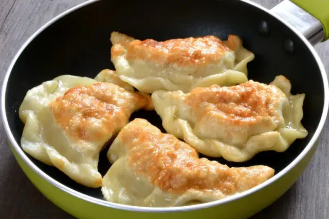 Jak smażyć pierogi na patelni, aby były chrupiące i smaczne
