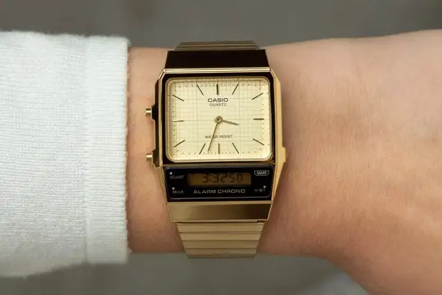 Złoty zegarek Casio na damskim nadgarstku, z analogową tarczą i cyfrowym wyświetlaczem.