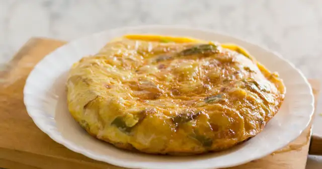 Złocista tortilla ziemniaczana z zielonymi warzywami – idealna, gdy szukasz pomysłu co zamiast chleba na diecie.