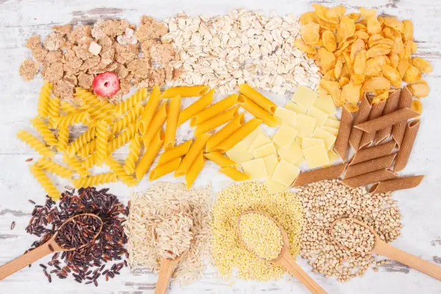 Różne rodzaje zbóż i makaronów: ryż biały, kasza gryczana, płatki owsiane, makaron penne, kasza jaglana. Idealne dodatki do mięsa.