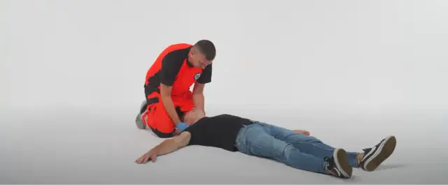 Kiedy układamy poszkodowanego w pozycji bezpiecznej, by uratować życie?
