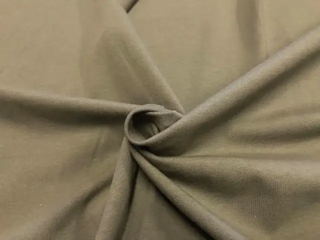 Miękka, elastyczna tkanina single jersey w kolorze khaki, idealna na koszulki.