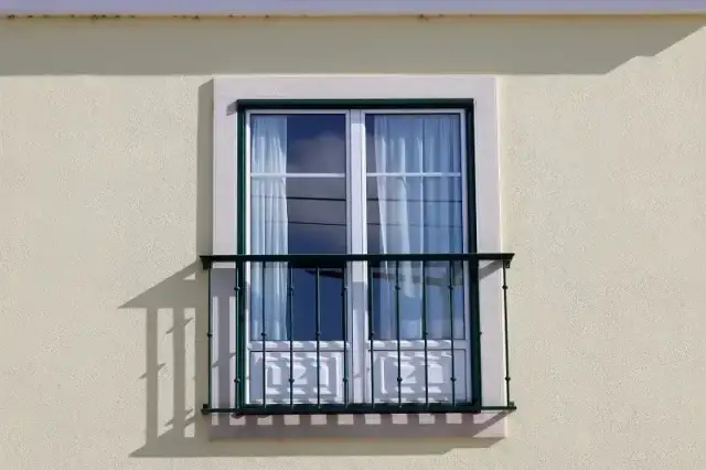 Balkon francuski przed czy po elewacji – co wybrać, aby zaoszczędzić?