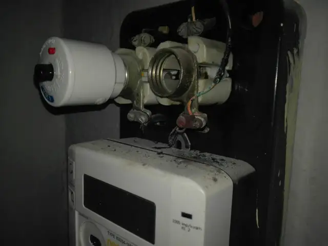 Jak bezpiecznie wyjąć bezpiecznik? Topikowy czy automatyczny?