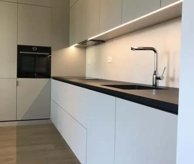 Szara kuchnia: Klucz do harmonii. Kolory ścian, blaty, dodatki