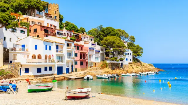 Ile trwa lot na Costa Brava? Czas lotu z Polski, który zaskakuje