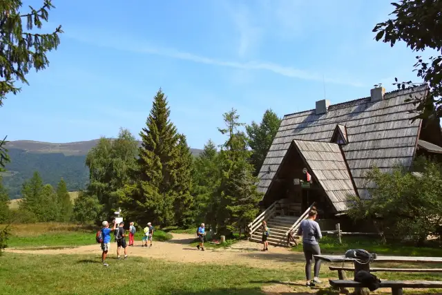 Bacówka PTTK pod Małą Rawką - idealne miejsce na wędrówki i wypoczynek