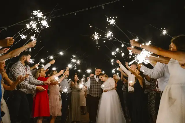 Zimne ognie na wesele: Jaka długość dla idealnych zdjęć i komfortu?