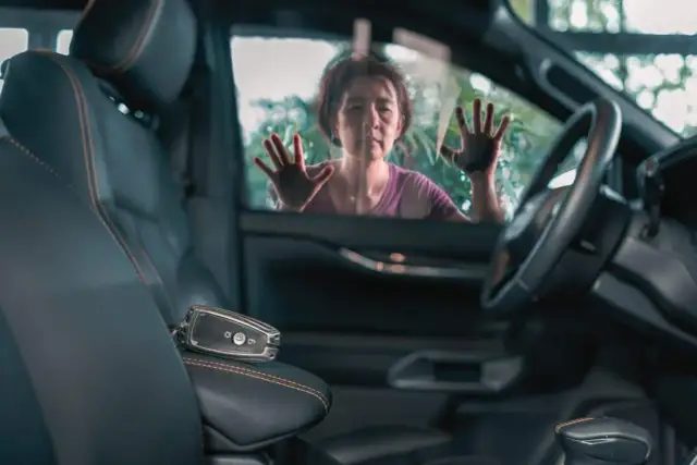 Rozładowany akumulator? Otwórz auto bez uszkodzeń!