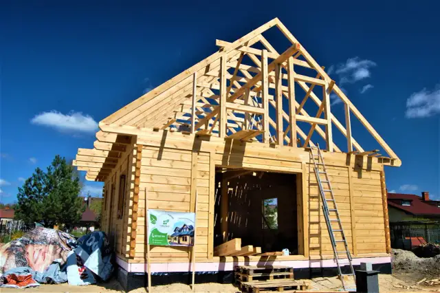 Jak zbudować dom drewniany krok po kroku – uniknij kosztownych błędów