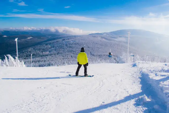 Gdzie na narty w Górach Świętokrzyskich? Odkryj najlepsze stoki
