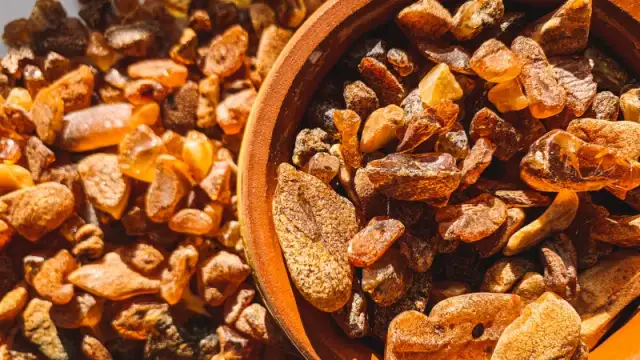 Nalewka z bursztynu na co pomaga – poznaj jej niezwykłe właściwości