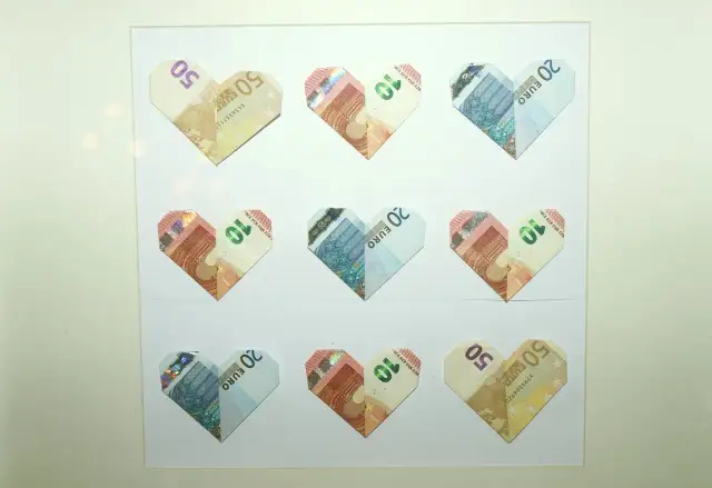 Serce z euro: jak sformułować prośbę o pieniądze zamiast prezentów. Wierszyki i ikony niepotrzebne, gdy liczy się wsparcie finansowe.