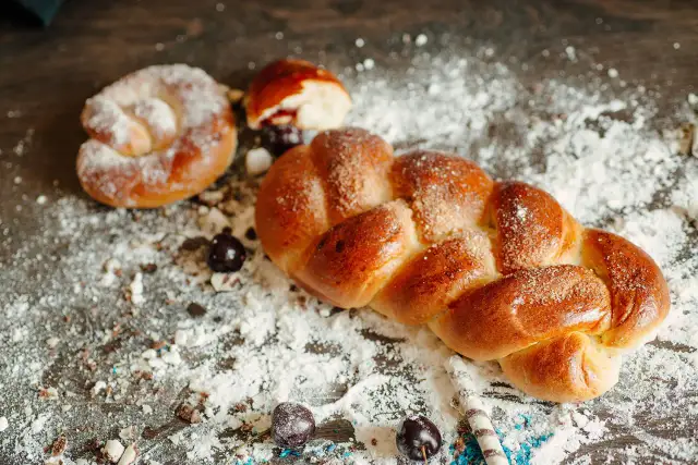 Pyszna chałka bezglutenowa przepis na puszyste, złociste wypieki. Idealna na śniadanie, posypana cukrem i z wiśniami.