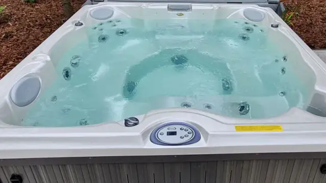 Hotelowe jacuzzi: Jak korzystać bezpiecznie i z klasą?