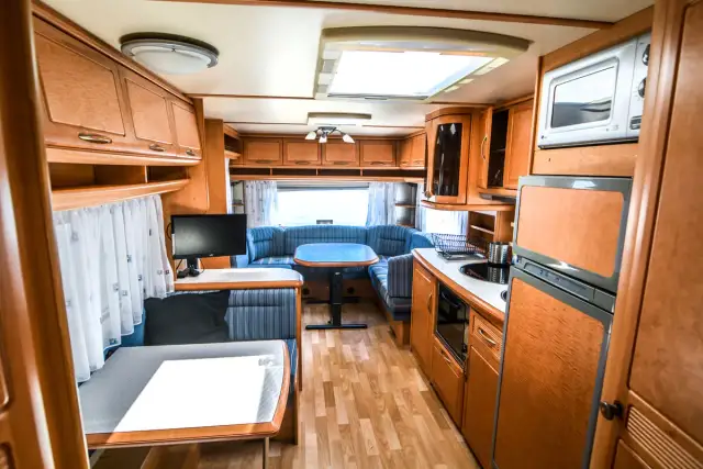 Jaką tapetę do przyczepy kempingowej wybrać, aby uniknąć problemów?