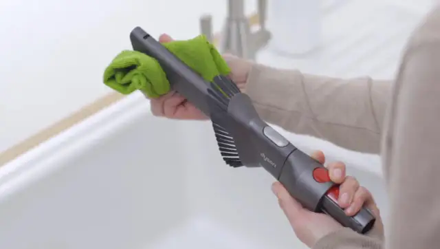 Jak wyczyścić szczotkę odkurzacza Dyson, by uniknąć problemów z wydajnością