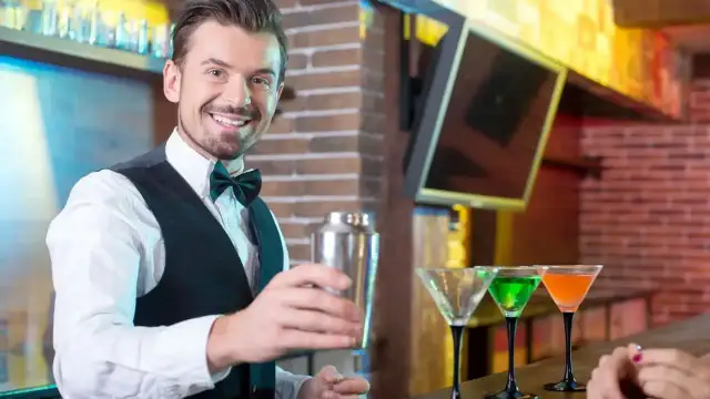 Zarobki barmana w hotelu: Od 4500 zł do... Zobacz, ile!