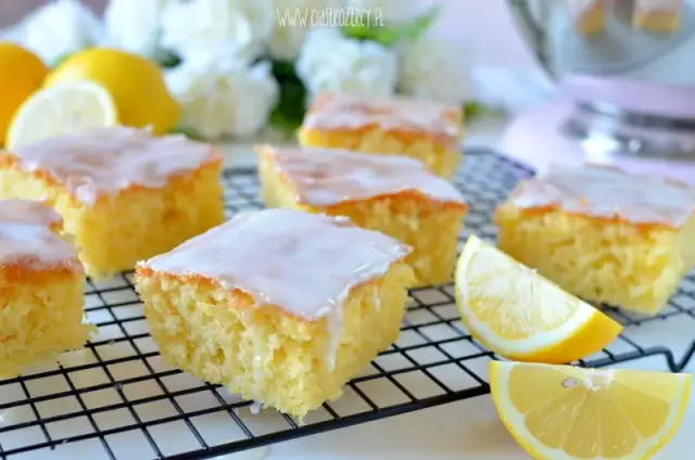 Idealny przepis na ciasto cytrynowe z lukrem, które zachwyca smakiem