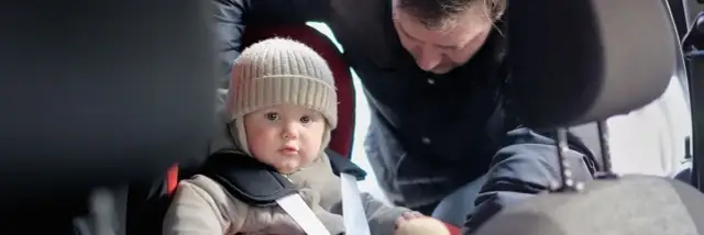 Jak zamontować fotelik na środku tylnej kanapy, aby zapewnić bezpieczeństwo?