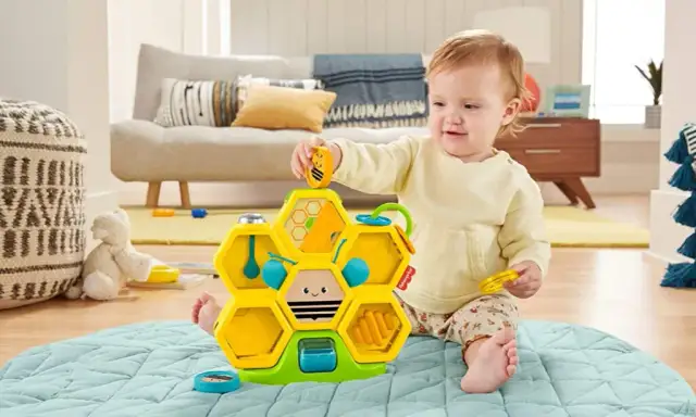 Jakie zabawki dla 8-miesięcznego dziecka stymulują rozwój - poradnik rodzica