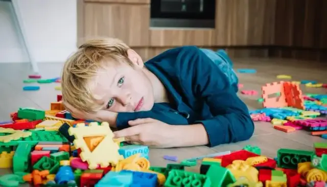 Jak uspokoić dziecko z Aspergerem i pomóc mu w emocjach