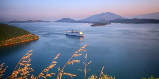 Ile płynie prom z Włoch do Grecji? Czas rejsu i ważne informacje