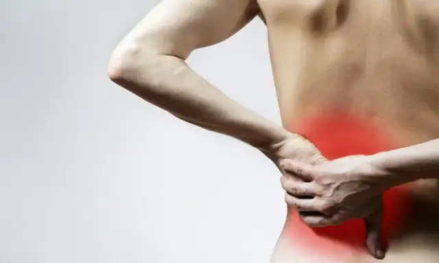 Kolka nerkowa objawy: jak rozpoznać ból i uniknąć niebezpieczeństw