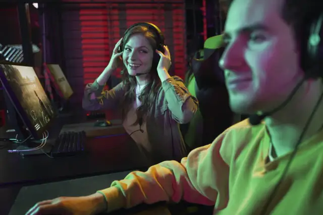 Jak czynniki kulturowe wpływają na sposób, w jaki ludzie grają w sieci