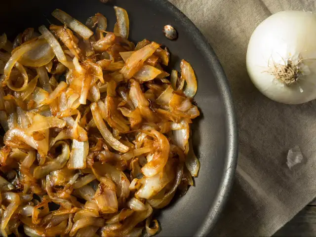 Jak karmelizować cebulę na patelni, aby była słodka i aromatyczna