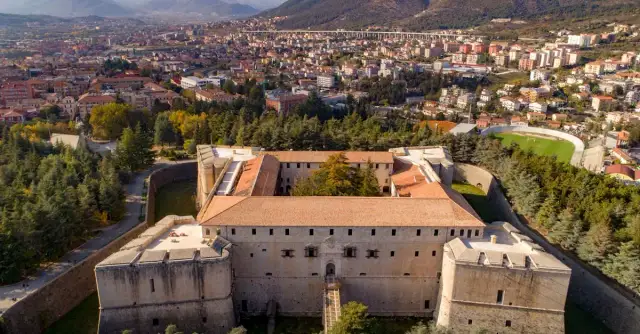 Zamek w Opocznie: Średniowieczna twierdza w sercu Polski