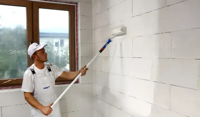 Czy można dodać grunt do farby? Odkryj zalety i wady tej metody