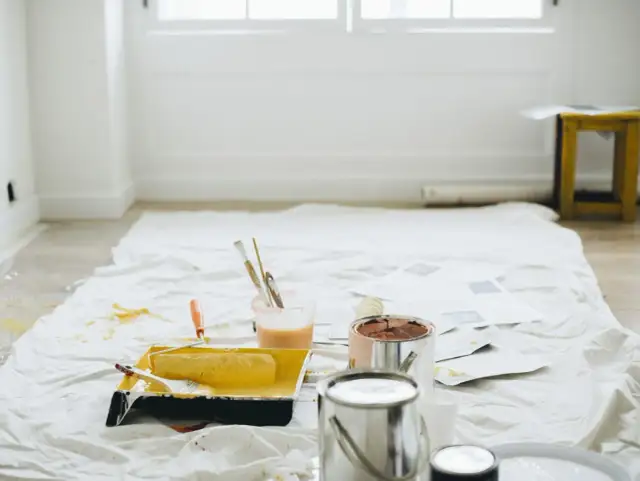 Jaką farbę do paneli wybrać, aby uniknąć błędów malarskich?