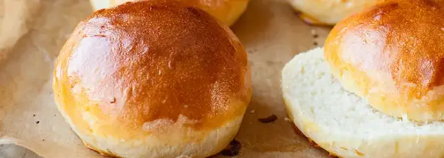 Jak zrobić bułki do burgerów w prosty sposób - idealne na każdą okazję