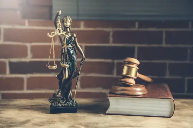 Dział spadku: Notariusz czy sąd? Jak podjąć najlepszą decyzję?