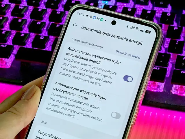 Ustawienia telefonu: jak działa cellular i oszczędzanie energii. Widok ekranu z opcjami zarządzania baterią.