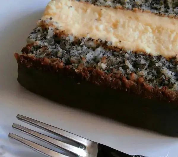 Pyszny przepis na ciasto makowo budyniowe, które zachwyci każdego